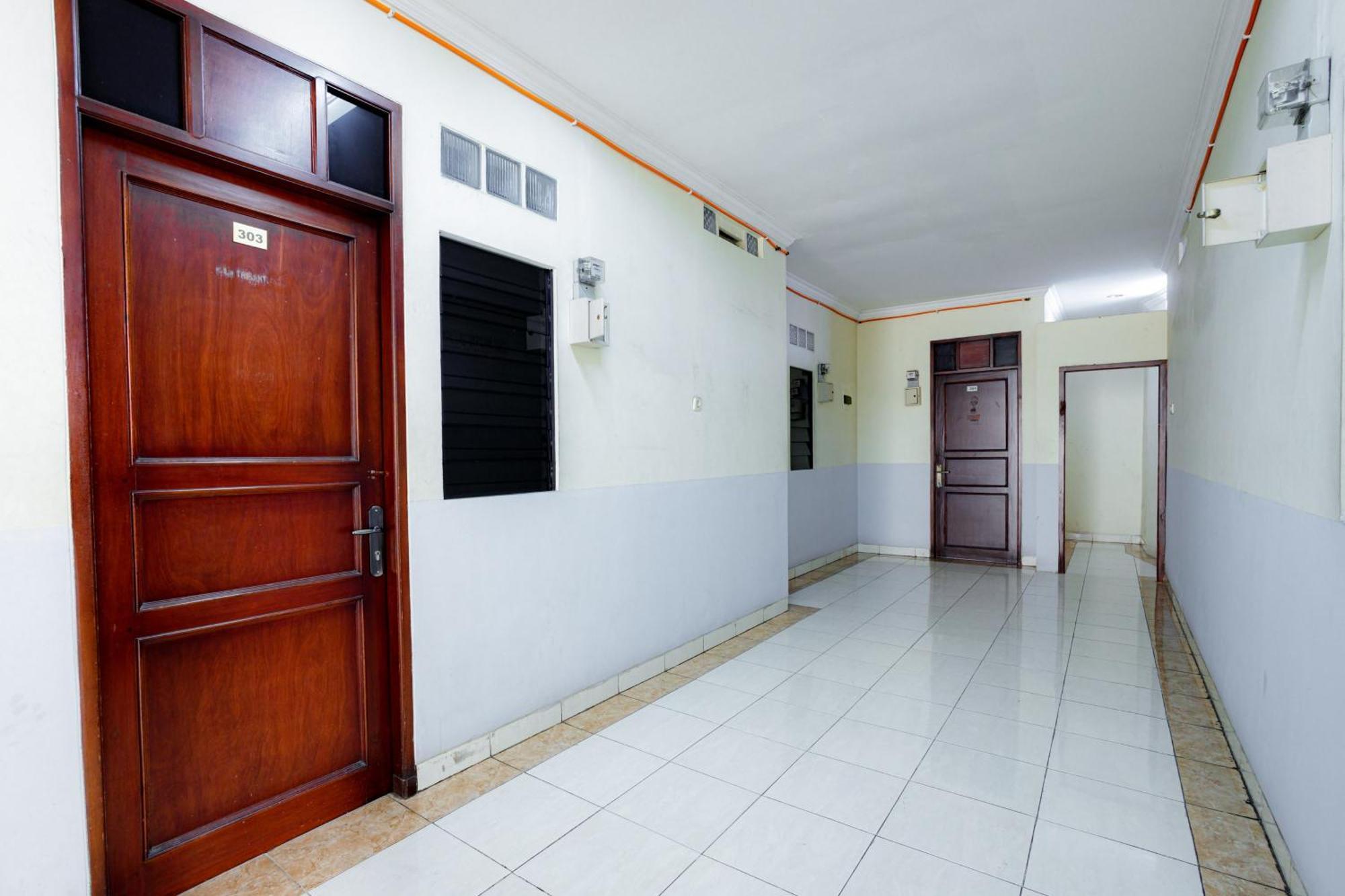 J&B Rooms Tomang Jakarta Mitra Reddoorz Exteriör bild
